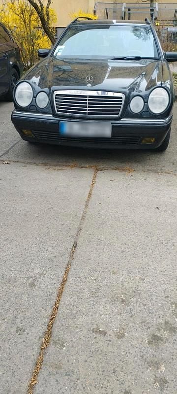 Gebraucht Mercedes E240 170 PS (125 kW) 1998 Schwarz Kombi