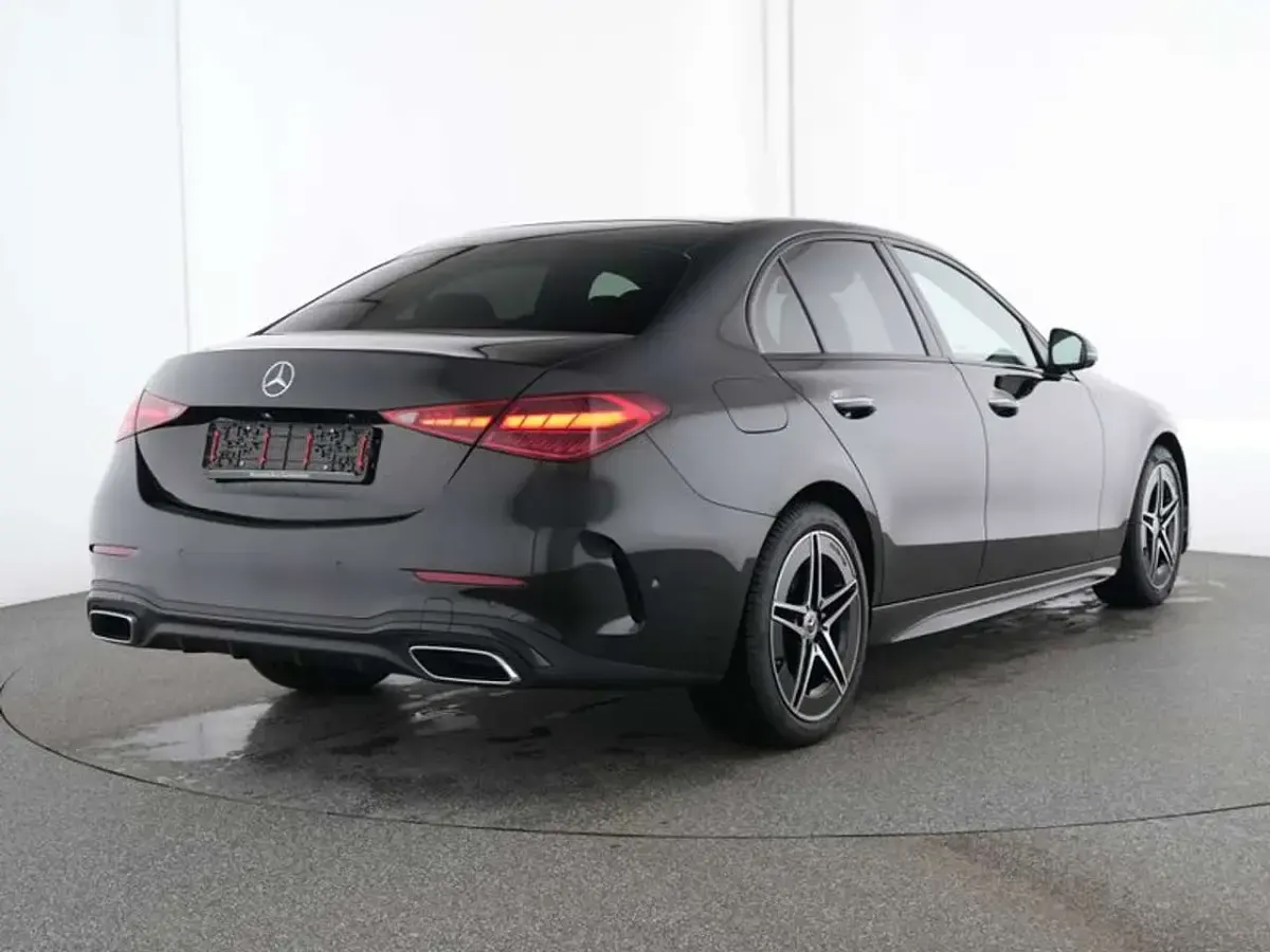 Gebraucht Mercedes C180 AMG 170 PS (125 kW) 2025 Metalliclack obsidianschwarz Limousine