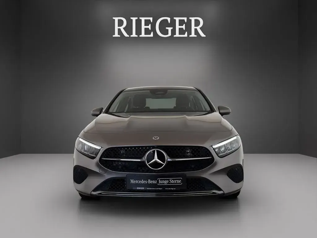Gebraucht Mercedes A200 Progressive 163 PS (119 kW) 2025 Grau Limousine