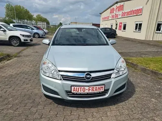 Gebraucht Opel Astra Edition 135 PS (99 kW) 2009 Grün Kombi