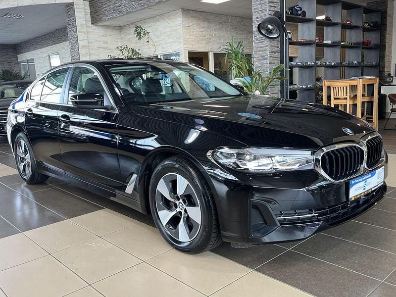 Schwarz schwarz ii Gebraucht 2021 BMW 520 Performance Limousine | 34.900 € (Superpreis) - Bild 1/4