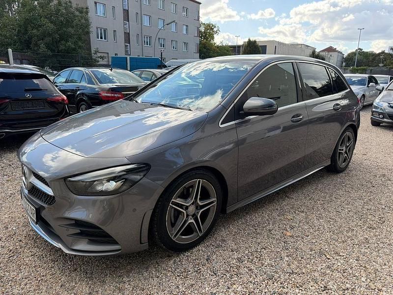 Grau Gebraucht 2020 Mercedes B180 AMG line Van / Kleinbus | 17.450 € (Teuer) - Bild 1/4