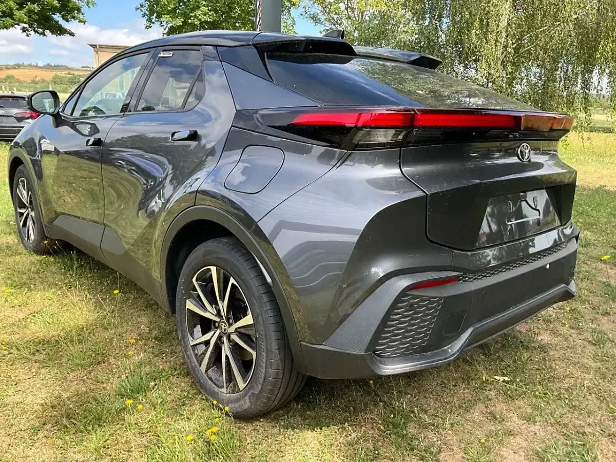 Neu Toyota C-HR 140 PS (102 kW) 2026 Grau SUV