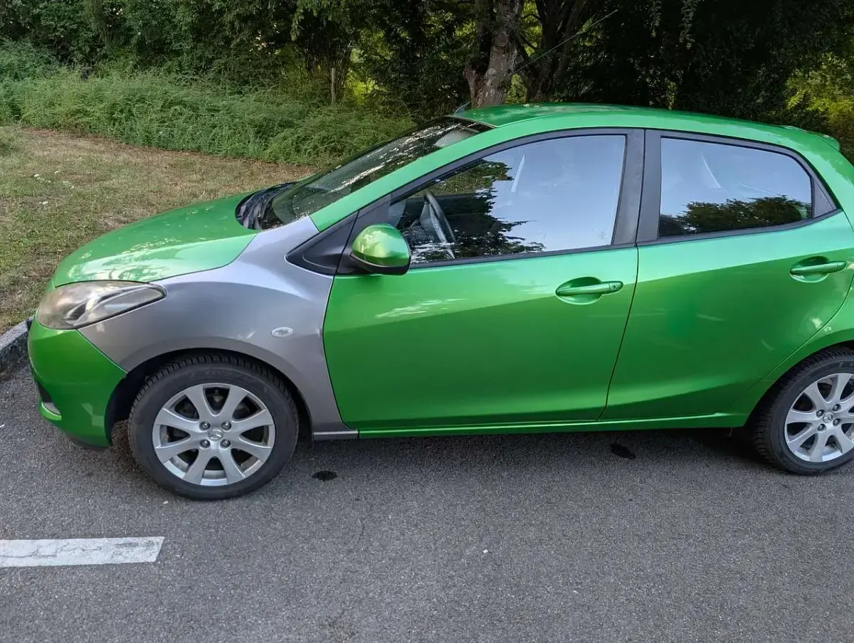 Gebraucht Mazda 2 Independence 86 PS (63 kW) 2009 Grün Kleinwagen