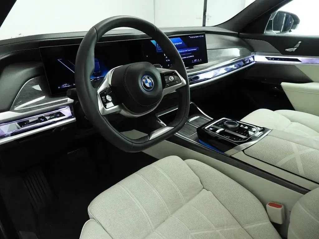 Gebraucht BMW 750e 489 PS (359 kW) 2024 Grau Limousine