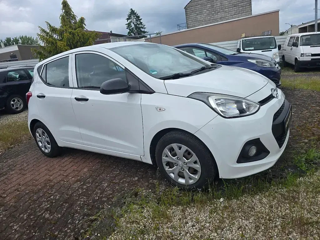 Gebraucht Hyundai i10 Basis 67 PS (49 kW) 2016 Weiß Kleinwagen