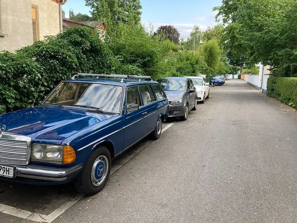 Gebraucht Mercedes 240 72 PS (52 kW) 1984 Blau Limousine