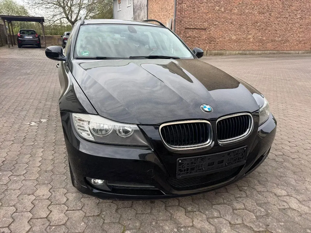 Gebraucht BMW 320 170 PS (125 kW) 2009 Schwarz Kombi