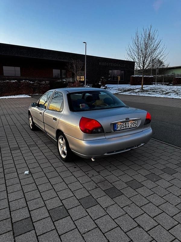 Gebraucht Ford Mondeo 118 PS (86 kW) 1998 Silber Limousine