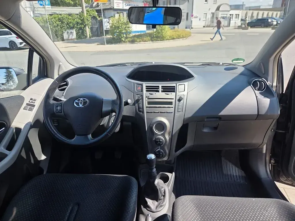 Gebraucht Toyota Yaris Life 101 PS (74 kW) 2010 Grau Kleinwagen