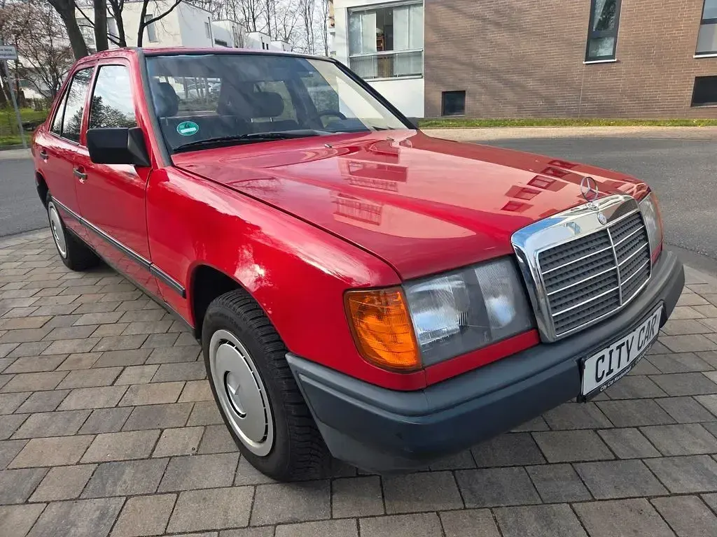 Gebraucht Mercedes E300 179 PS (131 kW) 1989 Rot Limousine