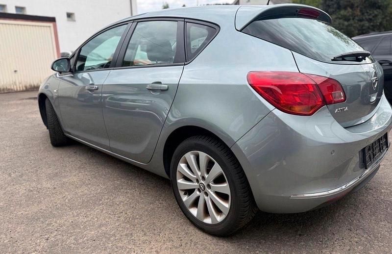 Gebraucht Opel Astra 140 PS (102 kW) 2014 Grau Limousine