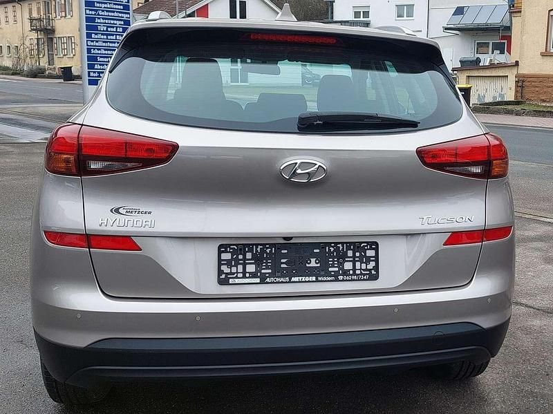 Gebraucht Hyundai Tucson Select 132 PS (97 kW) 2019 White sand / met SUV