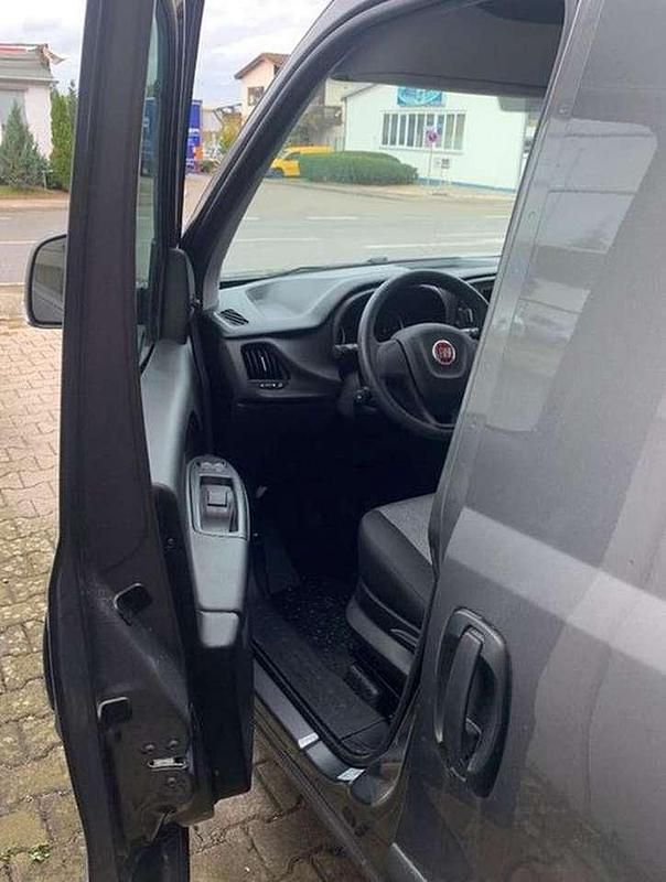 Gebraucht Fiat Doblò 101 PS (74 kW) 2022 Colore esterno (grau (met)) Van / Kleinbus