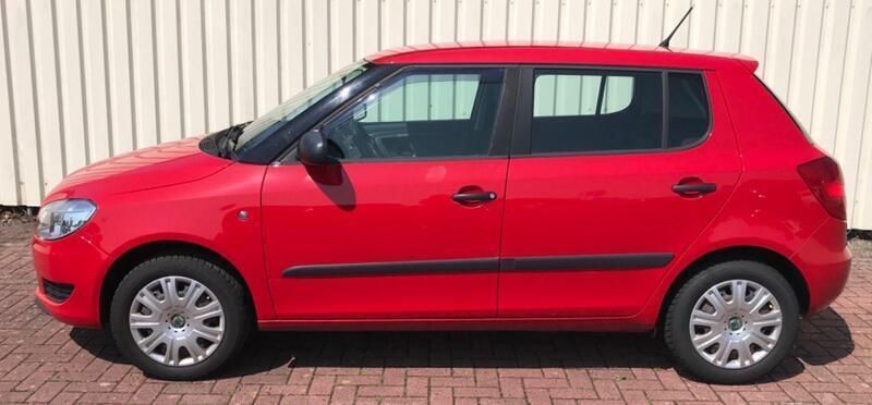 Rot Gebraucht 2013 Skoda Fabia Cool Edition Kleinwagen | 4.090 € (Fairer Preis) - Bild 1/4