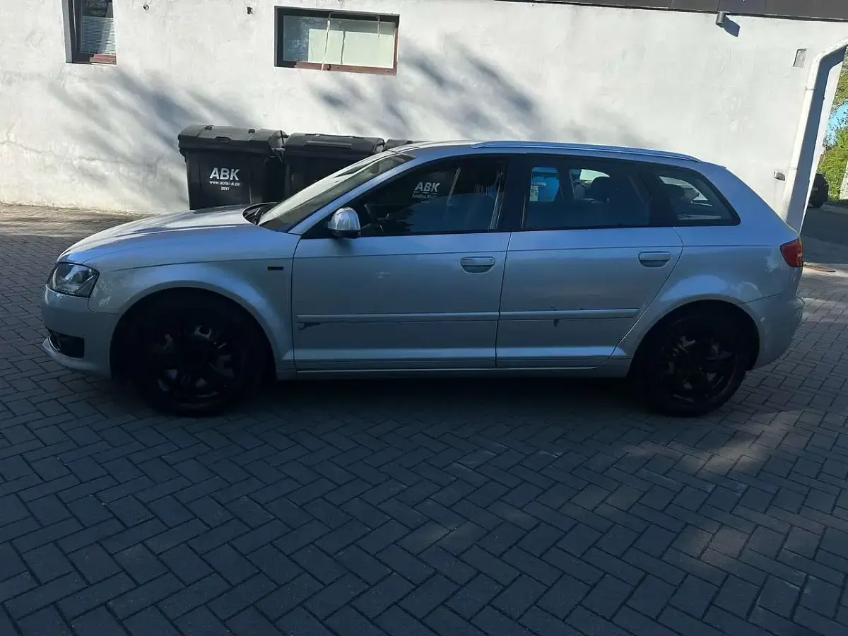 Gebraucht Audi A3 Attraction 125 PS (91 kW) 2010 Eissilber metallic Kleinwagen
