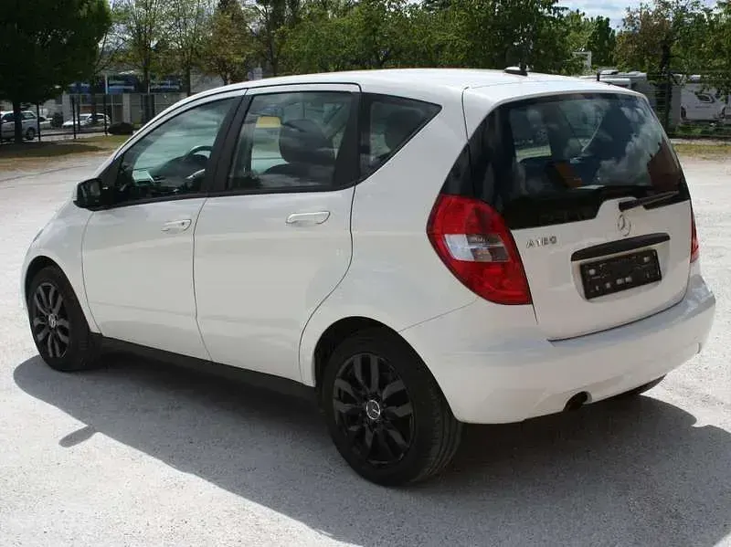 Gebraucht Mercedes A160 95 PS (69 kW) 2011 Weiß Kleinwagen