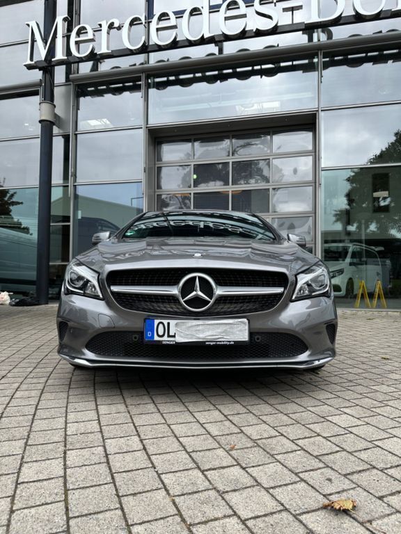 Gebraucht Mercedes CLA180 Shooting Brake 122 PS (89 kW) 2017 Schwarz Kombi