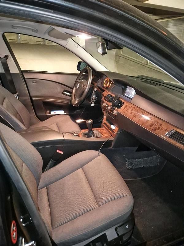 Second-hand BMW 525 218 CP (160 kW) 2005 Negru Berlinǎ
