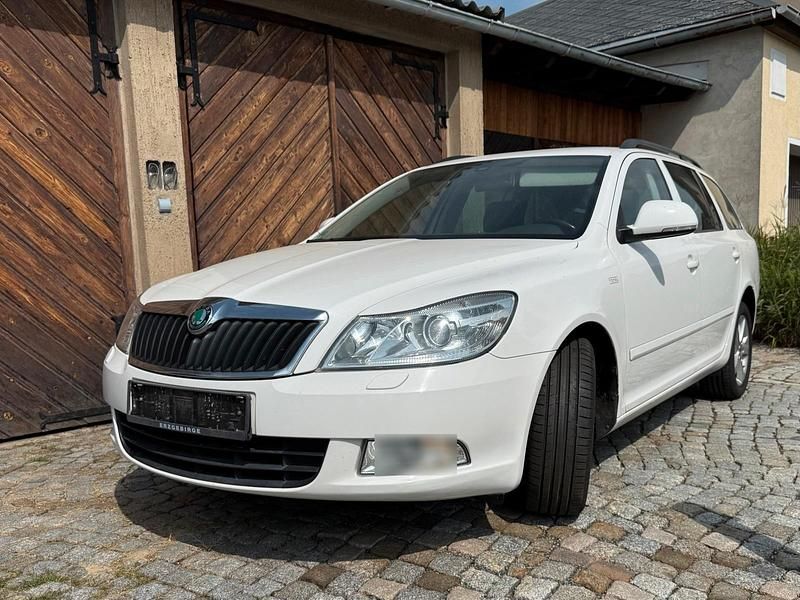 Weiß Gebraucht 2012 Skoda Octavia Kombi | 3.800 € (Guter Preis) - Bild 1/4