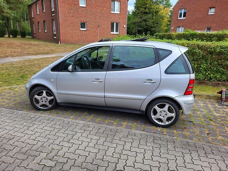 Grau Gebraucht 2001 Mercedes A190 Elegance Kleinwagen | 3.499 € (Teuer) - Bild 1/4