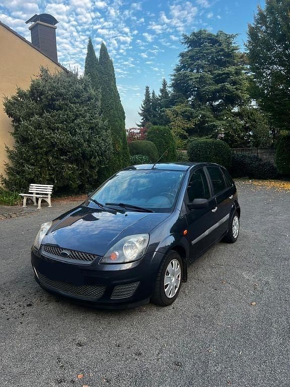 Grau Gebraucht 2007 Ford Fiesta Limousine | 2.000 € - Bild 1/4