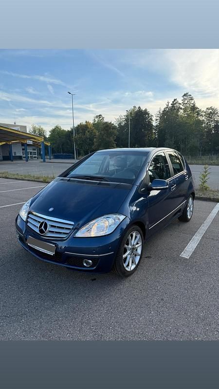 Blau Gebraucht 2011 Mercedes A180 Limousine | 3.900 € (Fairer Preis) - Bild 1/4