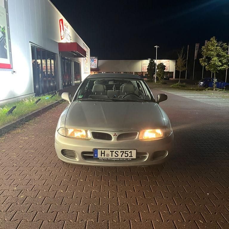Grau Gebraucht 1997 Mitsubishi Carisma Limousine | 550 € (Guter Preis) - Bild 1/4