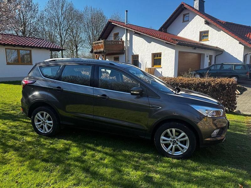 Gebraucht Ford Kuga Trend 120 PS (88 kW) 2018 Grau SUV
