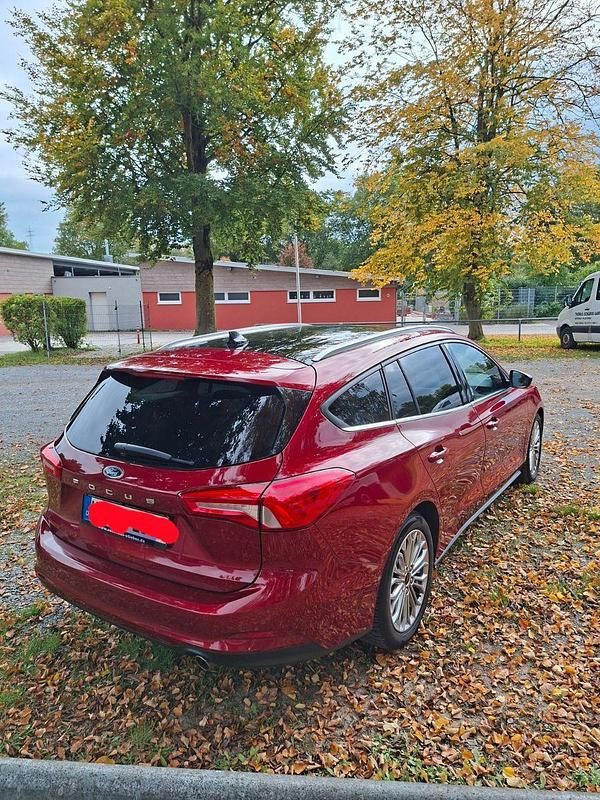 Gebraucht Ford Focus Titanium 120 PS (88 kW) 2019 Rot Kombi