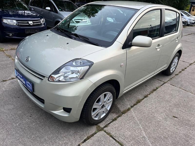 Gelb Gebraucht 2008 Daihatsu Sirion Kleinwagen | 6.790 € (Teuer) - Bild 1/4