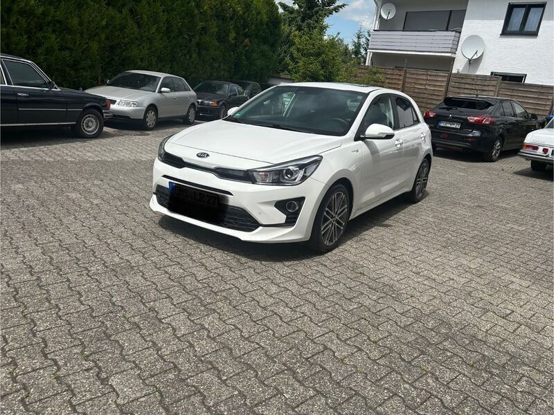 Weiß Gebraucht 2021 Kia Rio Platinum Limousine | 19.500 € (Fairer Preis) - Bild 1/4
