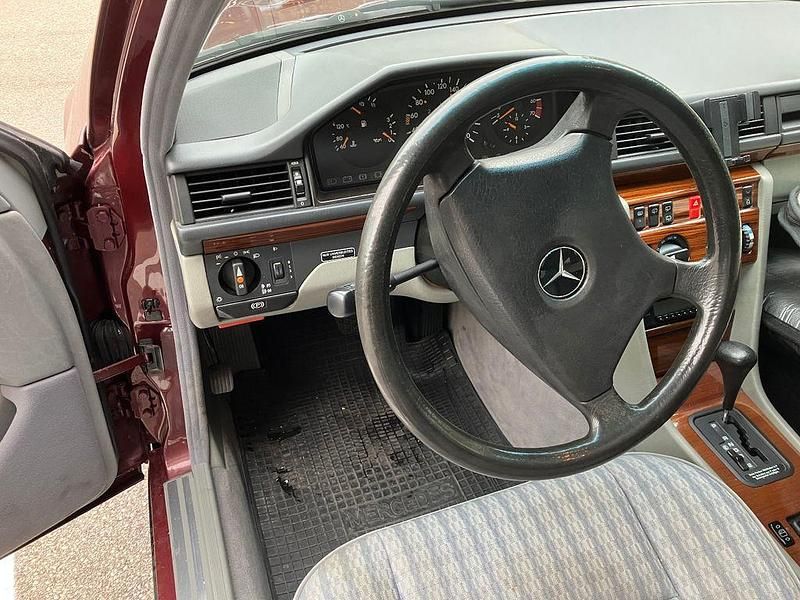 Gebraucht Mercedes E230 132 PS (97 kW) 1991 Rot Kombi