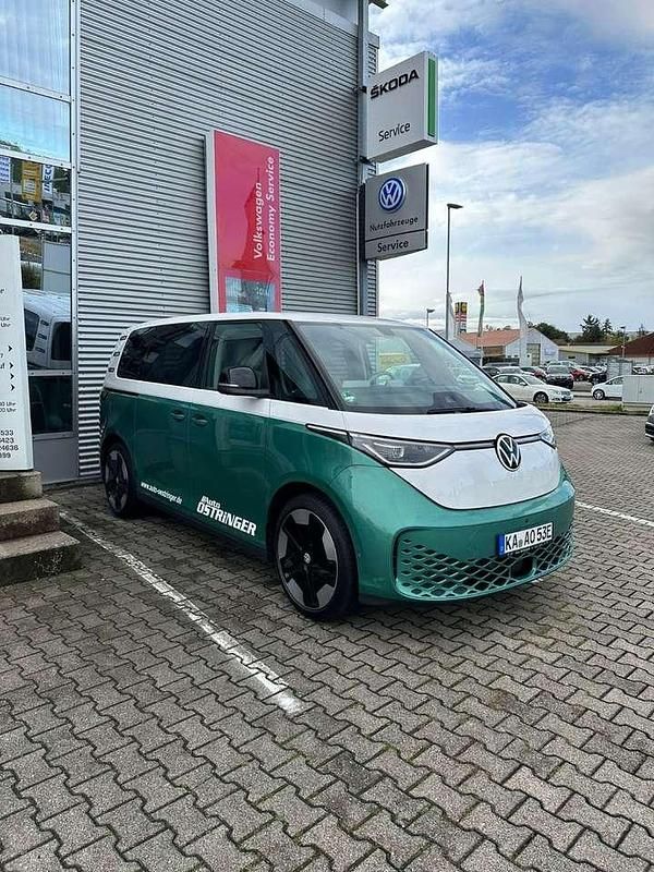 Gebraucht VW ID. Buzz Pro 150 kW (204 PS) 2023 Candyweiß/bay leaf green meta Van / Kleinbus