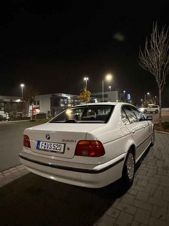 Weiß Gebraucht 1996 BMW 520 Limousine | 4.500 € - Bild 1/4