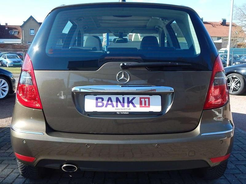 Gebraucht Mercedes A180 Avantgarde 109 PS (80 kW) 2011 Steppenbraun metallic Kleinwagen