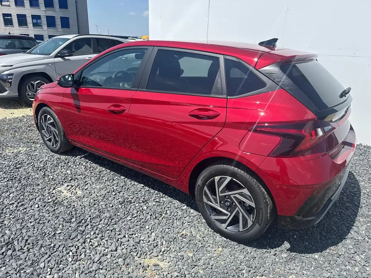 Neu Hyundai i20 Comfort 90 PS (66 kW) 2026 Dragon red wr7 Kleinwagen