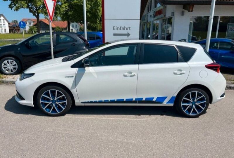 Weiß Gebraucht 2017 Toyota Auris Hybrid Style Limousine | 13.299 € (Fairer Preis) - Bild 1/4