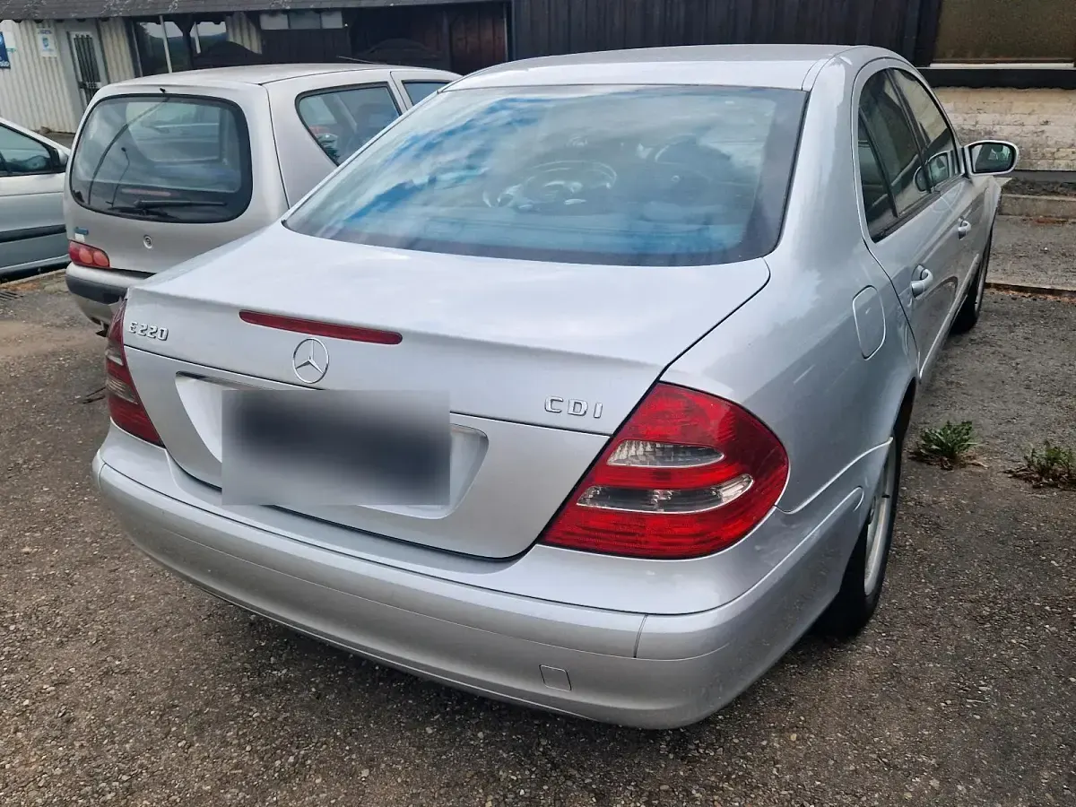 Gebraucht Mercedes E220 150 PS (110 kW) 2002 Silber Limousine