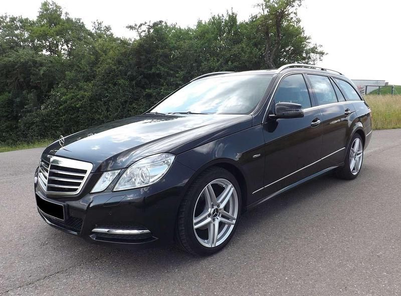Schwarz Gebraucht 2012 Mercedes E200 Avantgarde Kombi | 13.900 € (Fairer Preis) - Bild 1/4