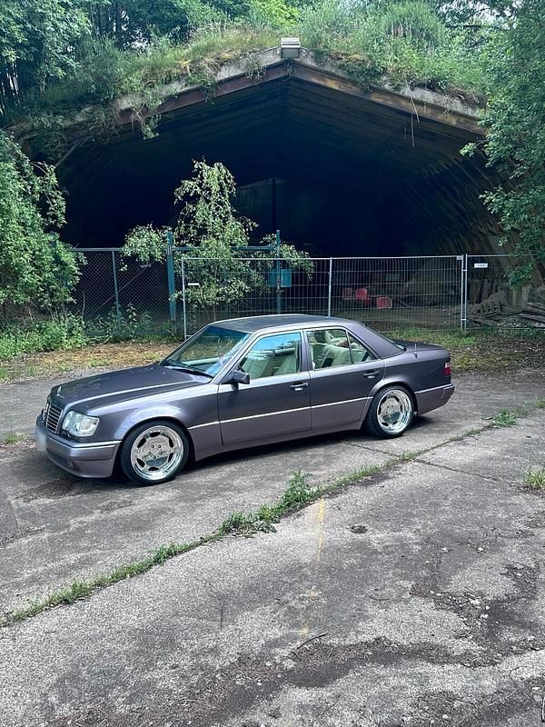 Gebraucht Mercedes E500 220 PS (161 kW) 1987 Violet Limousine