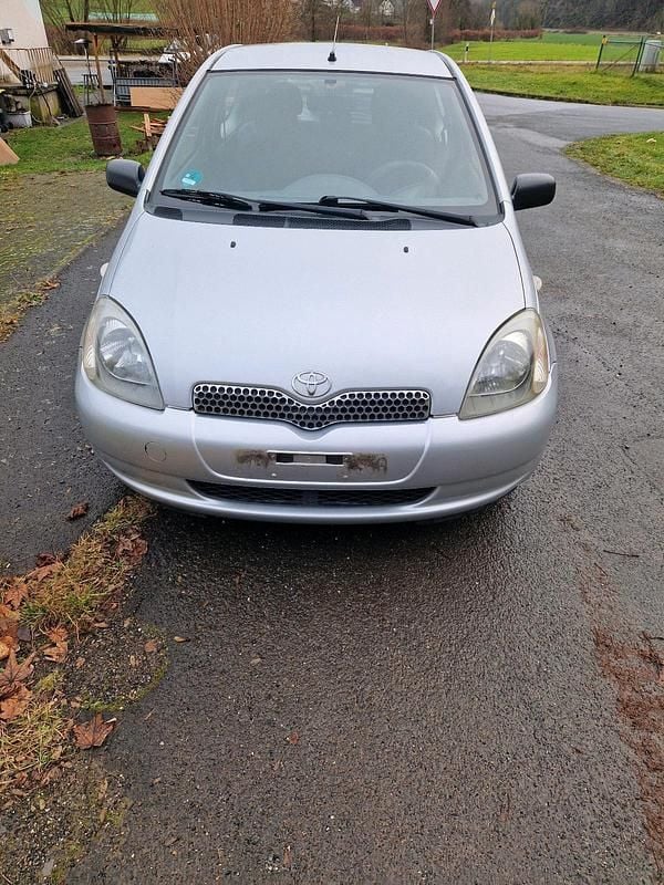 Silber Gebraucht 2002 Toyota Yaris Terra Kleinwagen | 1.300 € (Fairer Preis) - Bild 1/4