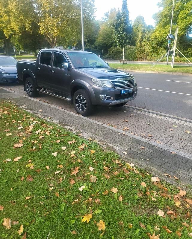 Grau Gebraucht 2015 Toyota HiLux Executive Abholung | 23.500 € (Fairer Preis) - Bild 1/4