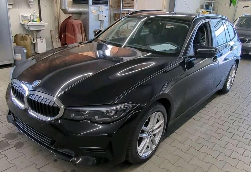 Saphirschwarz (metallic) Gebraucht 2021 BMW 318 Advantage Kombi | 16.990 € (Guter Preis) - Bild 1/4