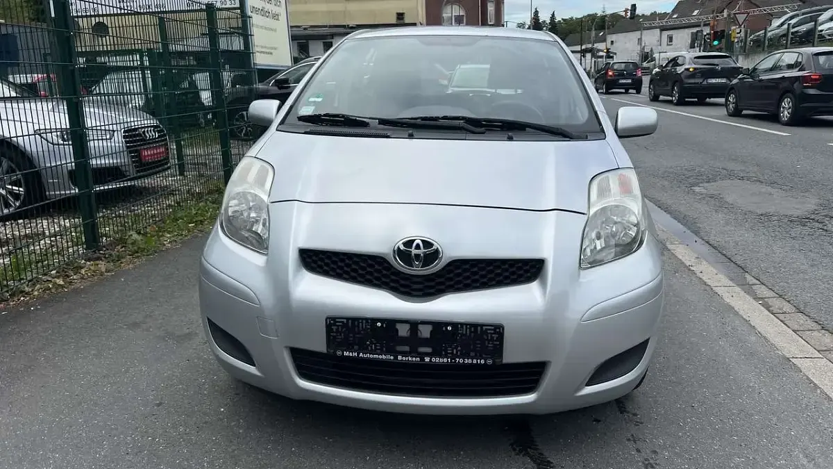 Gebraucht Toyota Yaris 69 PS (50 kW) 2009 Grau Kleinwagen