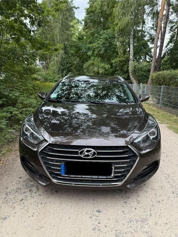 Braun Gebraucht 2016 Hyundai i40 Premium Kombi | 8.900 € (Fairer Preis) - Bild 1/4