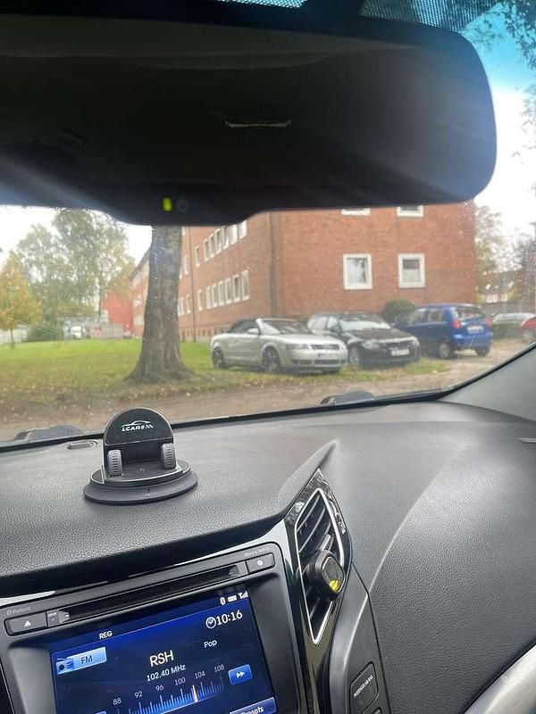 Silber Gebraucht 2011 Hyundai i40 Kombi | 62.003 € - Bild 1/4