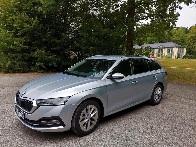 Grau Gebraucht 2023 Skoda Octavia Kombi | 28.900 € (Fairer Preis) - Bild 1/4