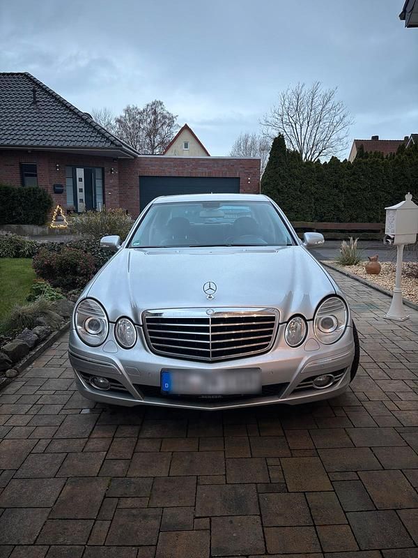 Silber Gebraucht 2007 Mercedes E280 Limousine | 4.900 € (Superpreis) - Bild 1/4