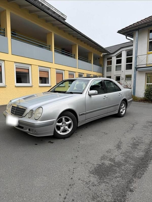 Gebraucht Mercedes E200 163 PS (119 kW) 2001 Silber Limousine